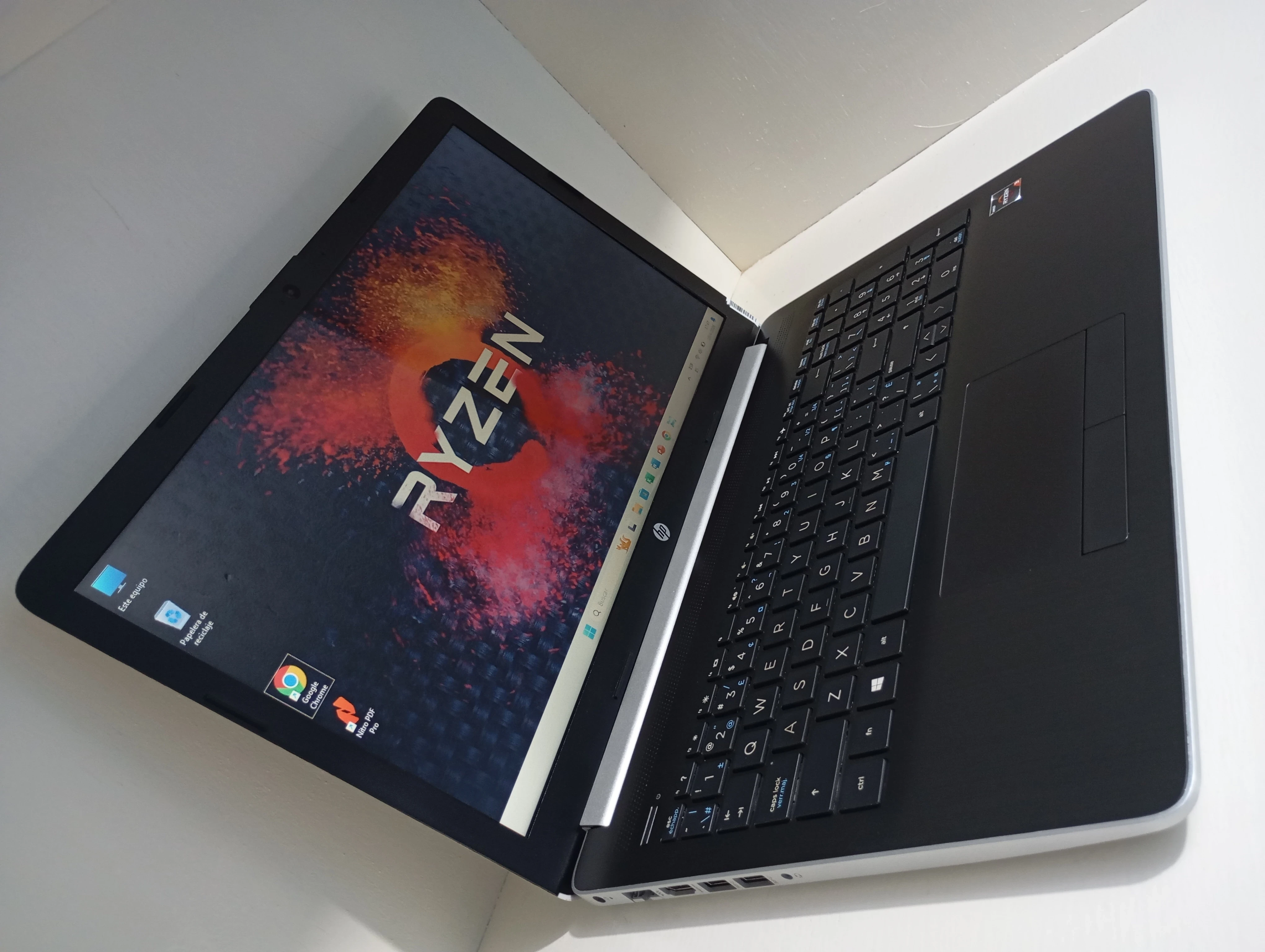 Hp Ryzen 3 Gris / Negro 8/120 Sin Detalles  2