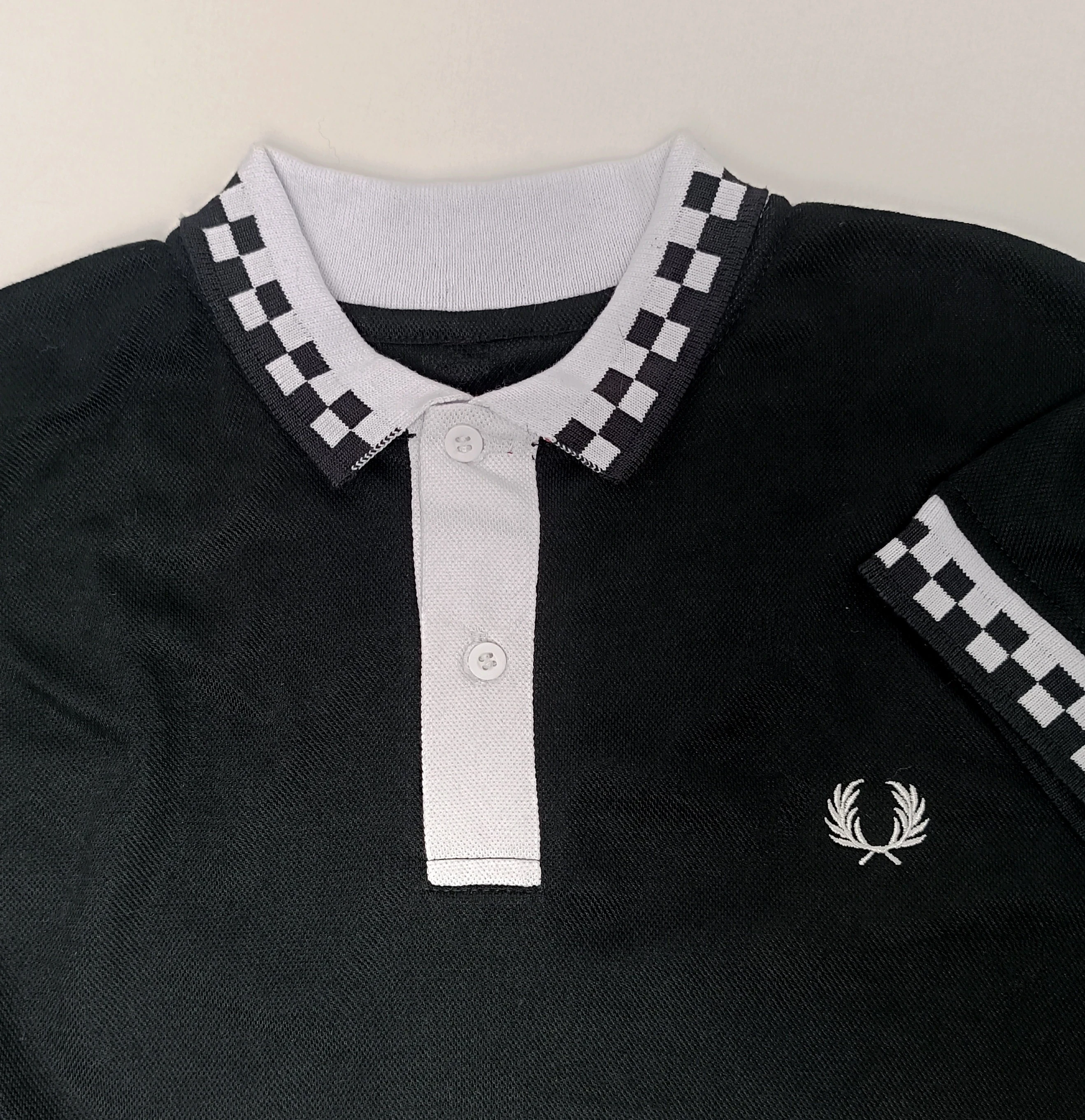 Polo negra cuello de cuadros 