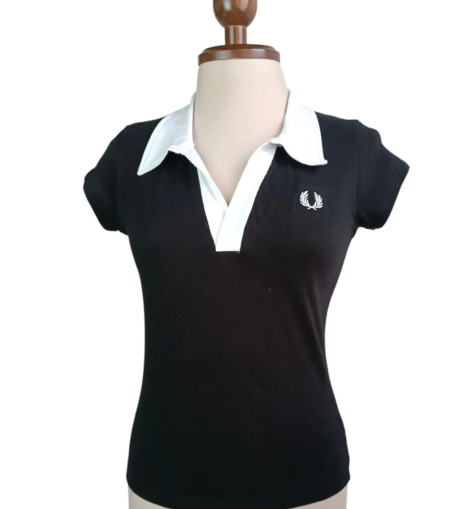 Camisa negra con cuello blanco 