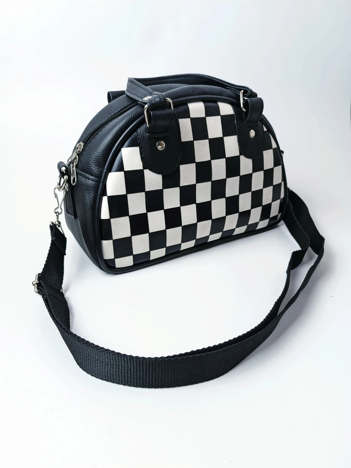 Bolso pequeño cuadros blanco con negro 3