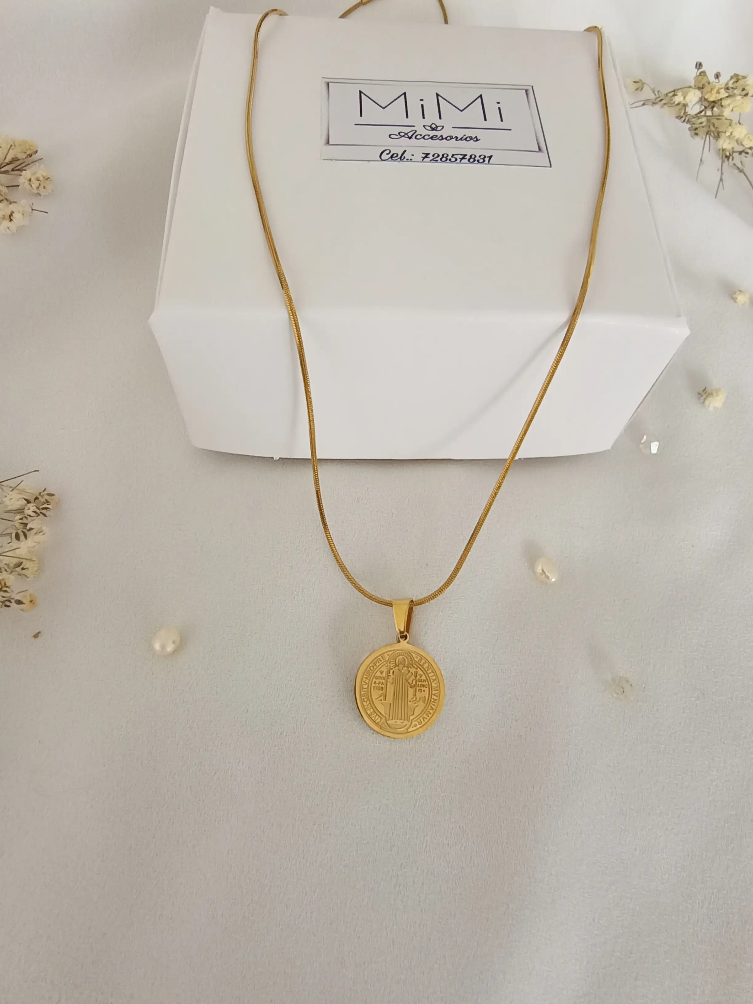 Cadena con dije de san Benito en acero inoxidable 