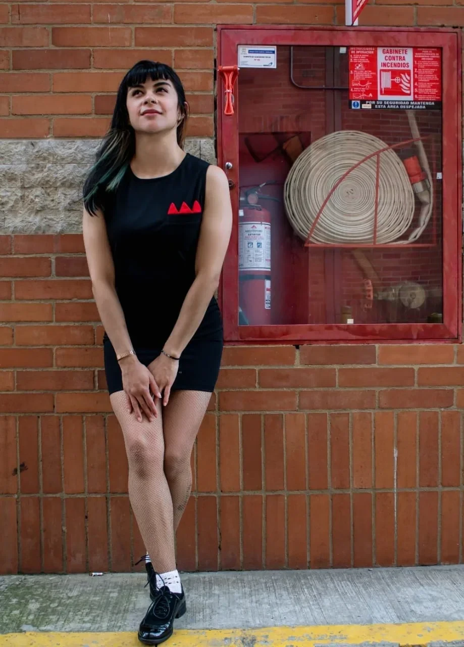 Vestido licrado negro sencillo
