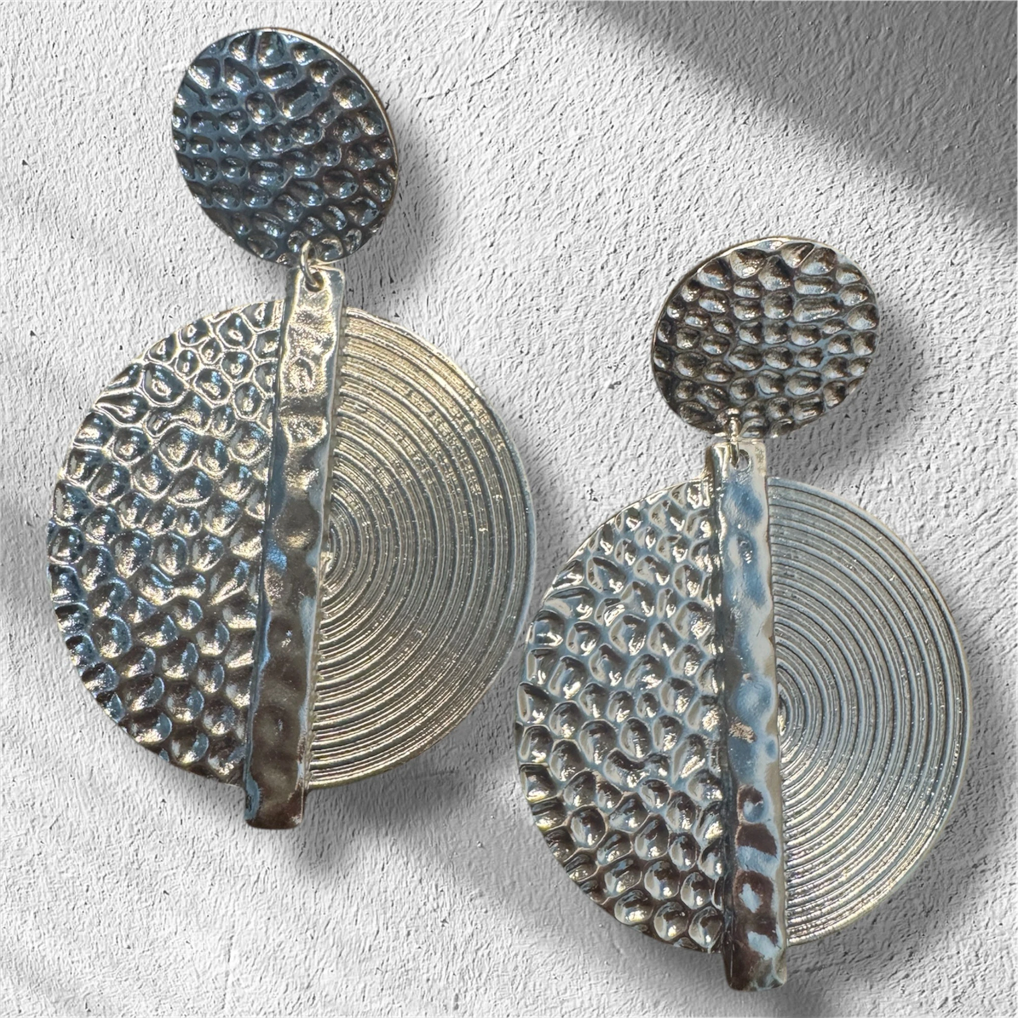 Pendientes estilo minimalista con diseño circular 
