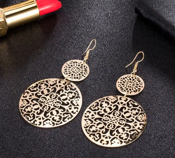 Par de aretes grandes con mandalas dorados