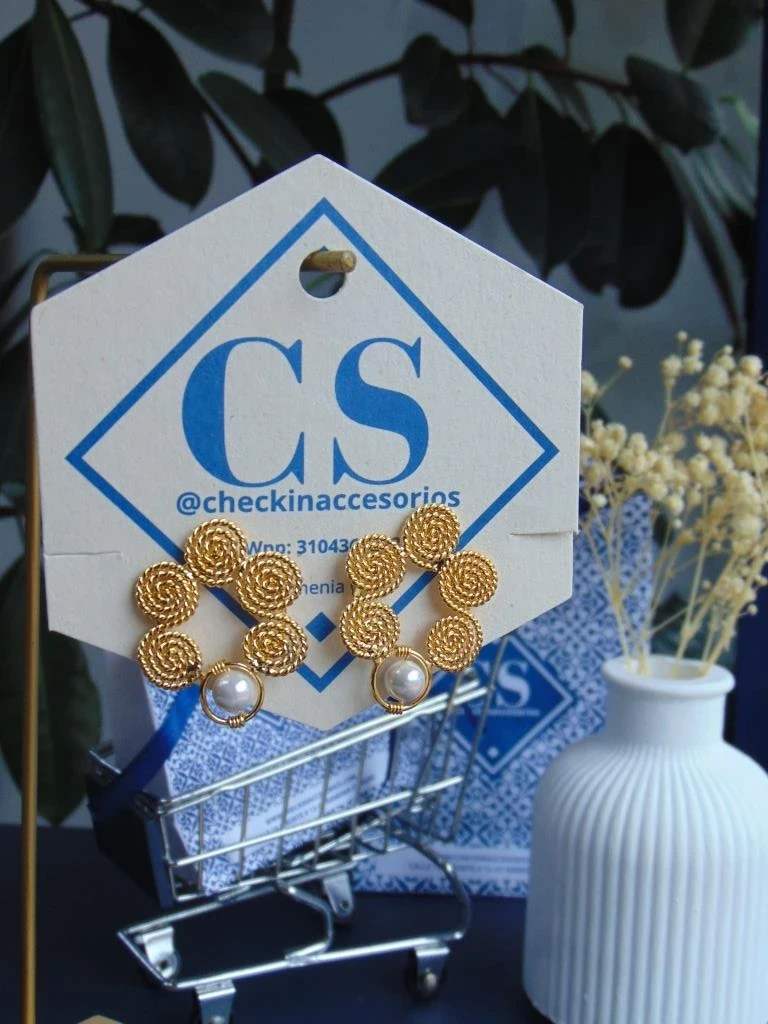 ARETES BAÑO DE ORO 24K CIRCULOS ENTORCHADOS PERLA