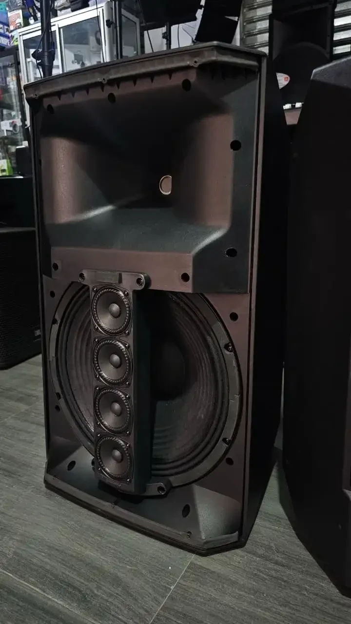MONITOR PROFESIONAL 15" GEMINI PR-15HD       :  Este modelo es ideal para eventos sociales, conjuntos musicales, DJs y clubs que requieren un alto rendimiento y una excelente calidad de audio  Función Bluetooth y TWS (permite enlazar dos equipos iguales de manera inalámbrica). Entradas: 1 RCA estéreo, 2 XLR Combo. Salida de línea: 1 XLR. Frecuencia de respuesta: 40Hz-20kHz. Dimensiones: 38 x 42 x 67.5 cm. Peso: 23 kg. Portabilidad: Agarradera para transportar fácilmente y terminales para colgar el bafle Frecuencia de respuesta (10dB)	40 Hz - 20 kHz Max. SPL (	130dB Impedancia	4 Ohms Transductor LF	Woofer 15'', 65mm voice coil Transductor MF	4 altavoces de bajo de 3" Transductor HF	Unidad de 1.75" Potencia	 3000W 5