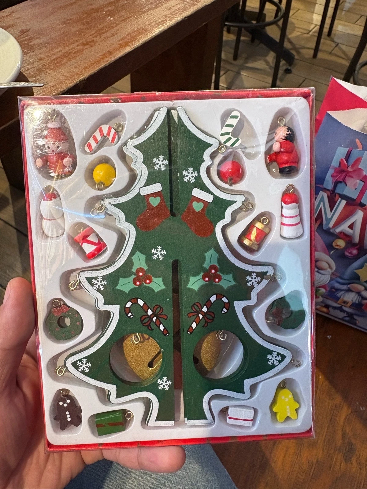 Árbol de Navidad Armable de Madera con Mini Adornos Colgantes – Decoración de Escritorio 5
