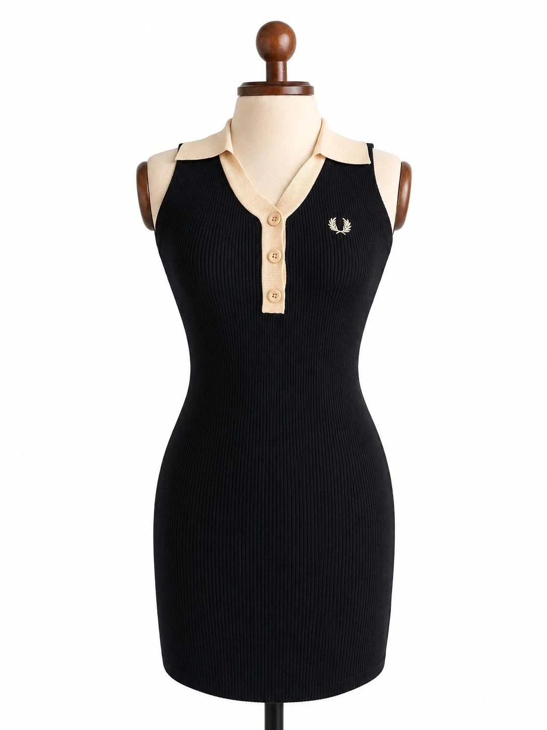Vestido negro tejido con cuello beige 