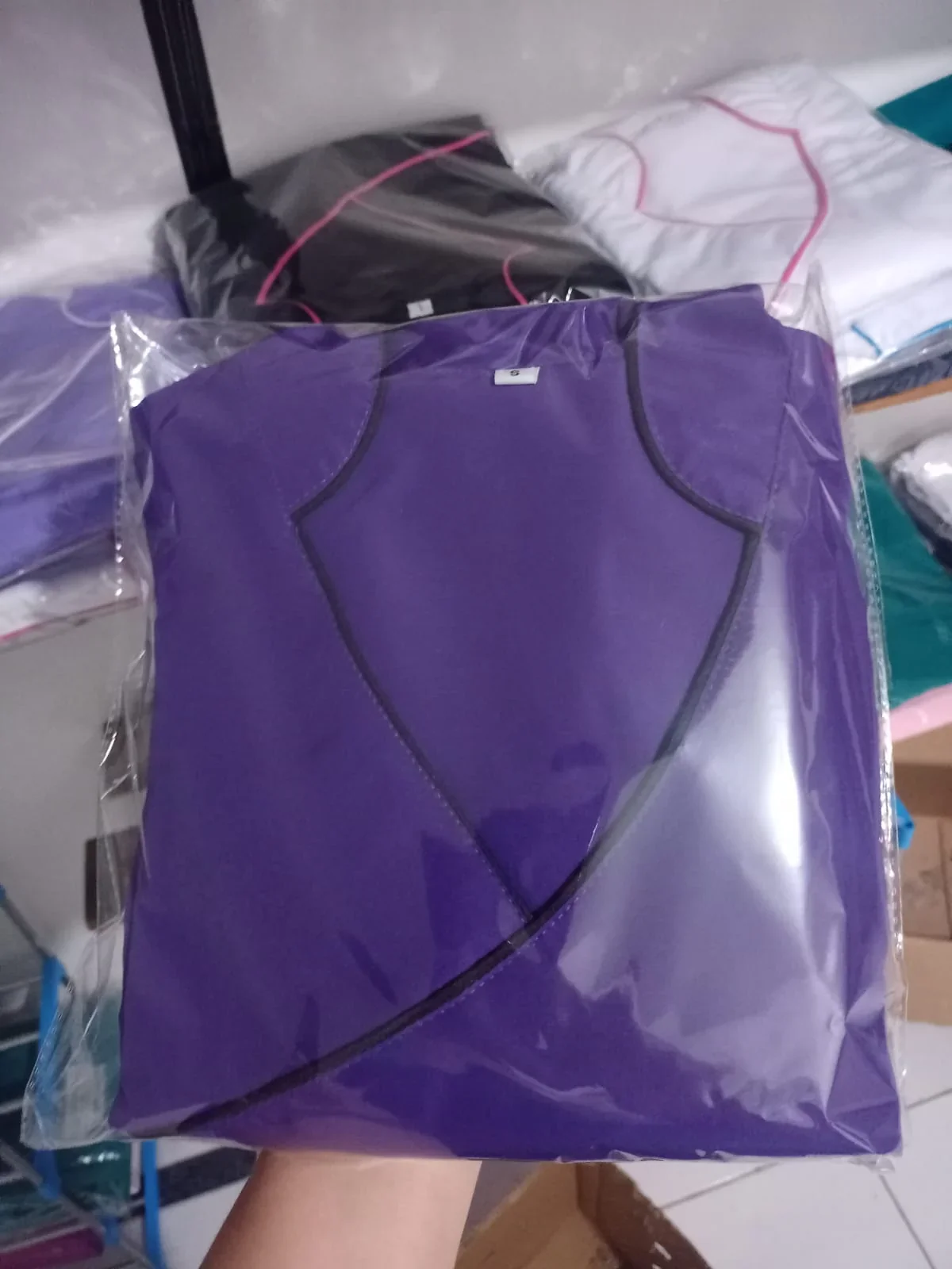 Uniforme Dama Antifluido Cuello Cruzado  9