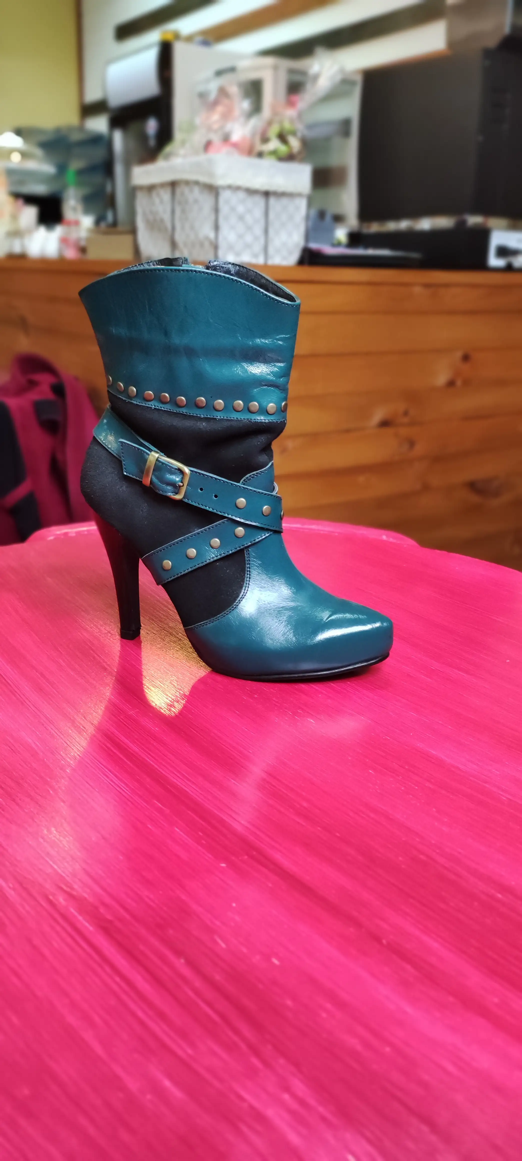Botin verde petrolio con tachas
