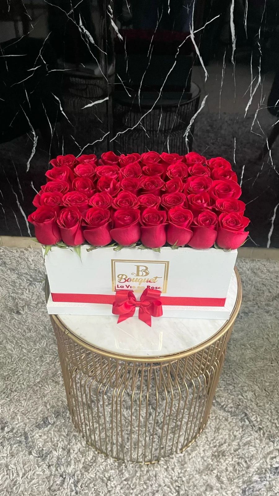 Caja de madera con rosas rojas