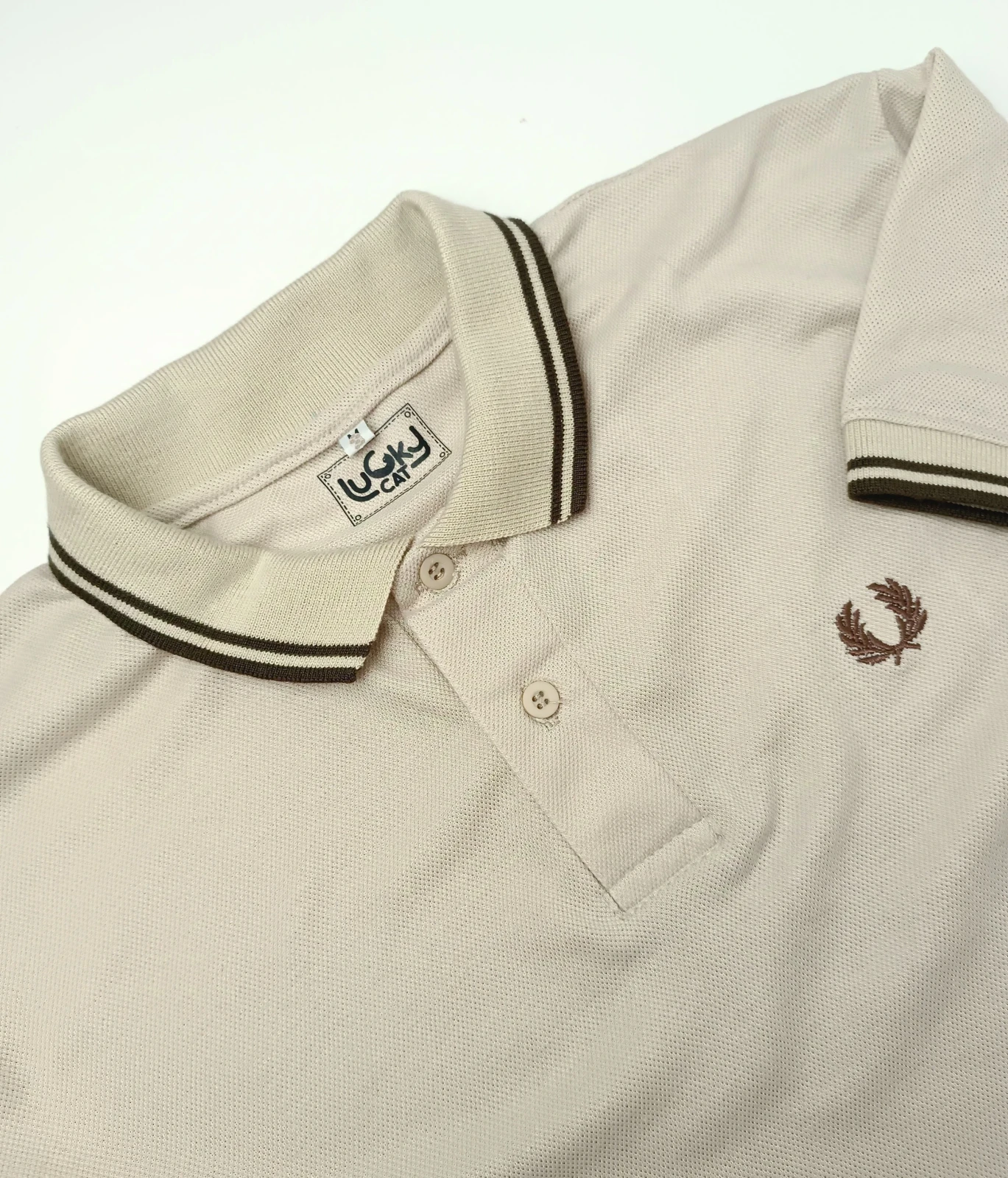 Camisa polo beige con cafe  2