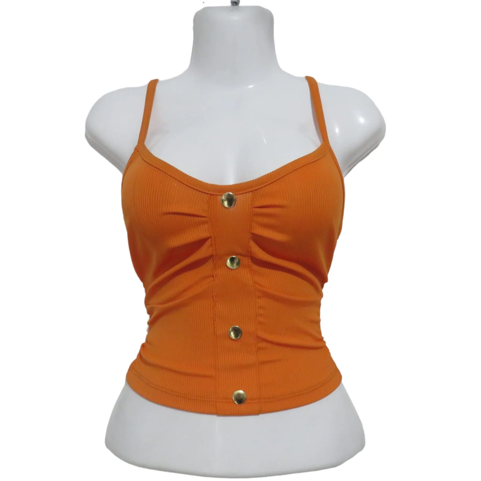 Crop top naranja con broches enfrente  