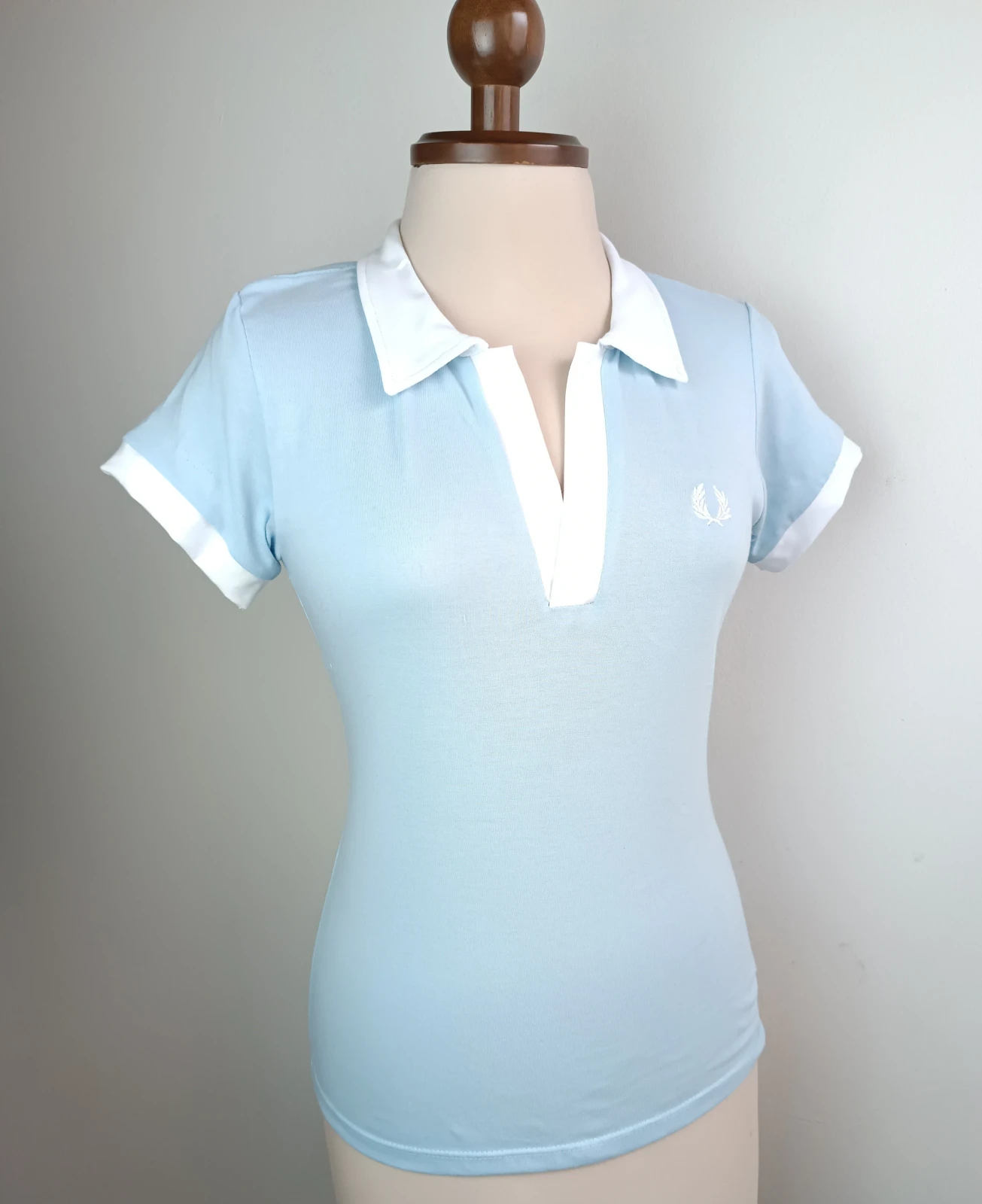 Camisa azul cielo con cuello blanco 