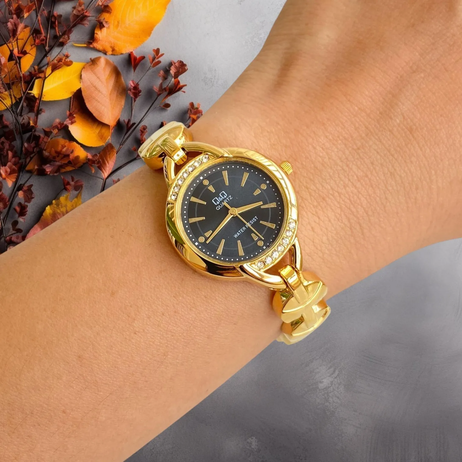 Reloj Q&Q Original Acero Tipo Joyita Dorado Fondo Azul 2