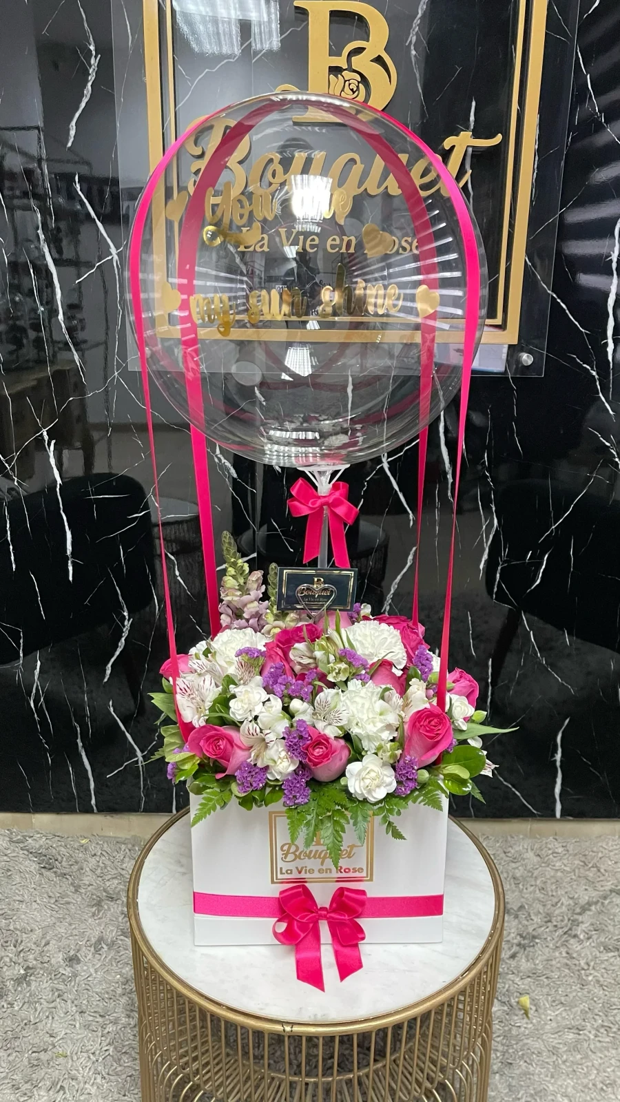 Bouquet mediano con globo personalizado 